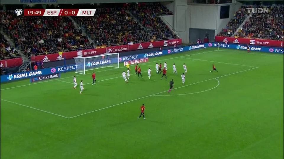 Dunstan Vella despeja el balón y aleja el peligro