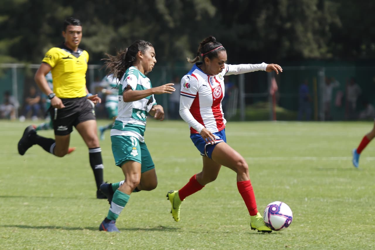 Con hat-trick de Estela Gómez, las de Torreón vencieron a las Chivas en Guadalajara 2-3; Dania Pérez y María Guadalupe Velázquez descontaron por las locales.