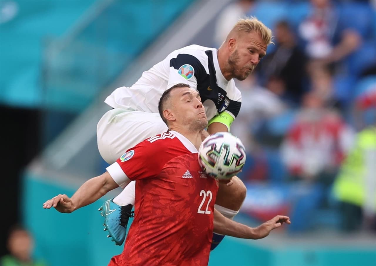 Rusia consigue su primera victoria tras derrotar 1-0 a Finlandia durante la segunda jornada del Grupo B en la Euro 2020. Parecía que los visitantes ponían el primer gol del encuentro pero, tras revisión del VAR, se anulaba la anotación. Ya al filo de la primera mitad, Aleksei Miranchuck anotó el tanto que le dio la victoria a los rusos en San Petersburgo.