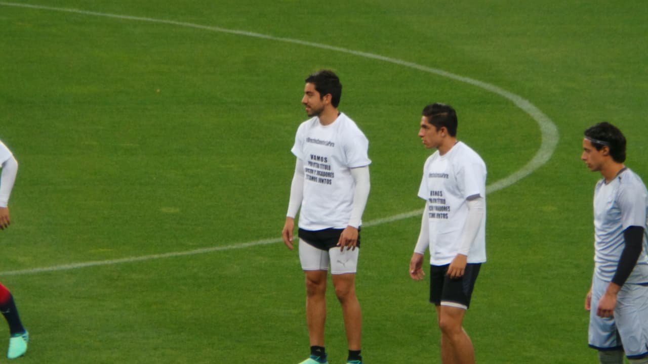 La polémica se tomó el último entrenamiento de las Chivas antes de la final de la Concacaf Liga de Campeones en el estadio Akron. Los jugadores del Rebaño cumplieron la sesión con unas playeras de protesta por la deuda que tiene la directiva con ellos en cuanto a unos premios pactados. El ambiente se caldea a menos de 24 horas del decisivo partido ante Toronto F.C.