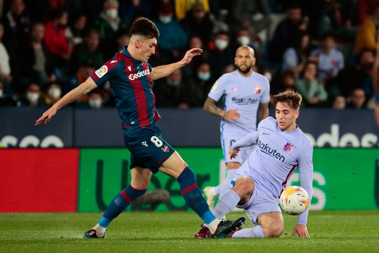 Barcelona venció al Levante con anotaciones de Pierre-Emerick Aubameyang, Pedri y Luuk de Jong; por los locales marcaron Morales y Melero, ambos por la vía del penal. Si bien anotaron dos tantos desde los 11 pasos, los granotas falllaron uno.