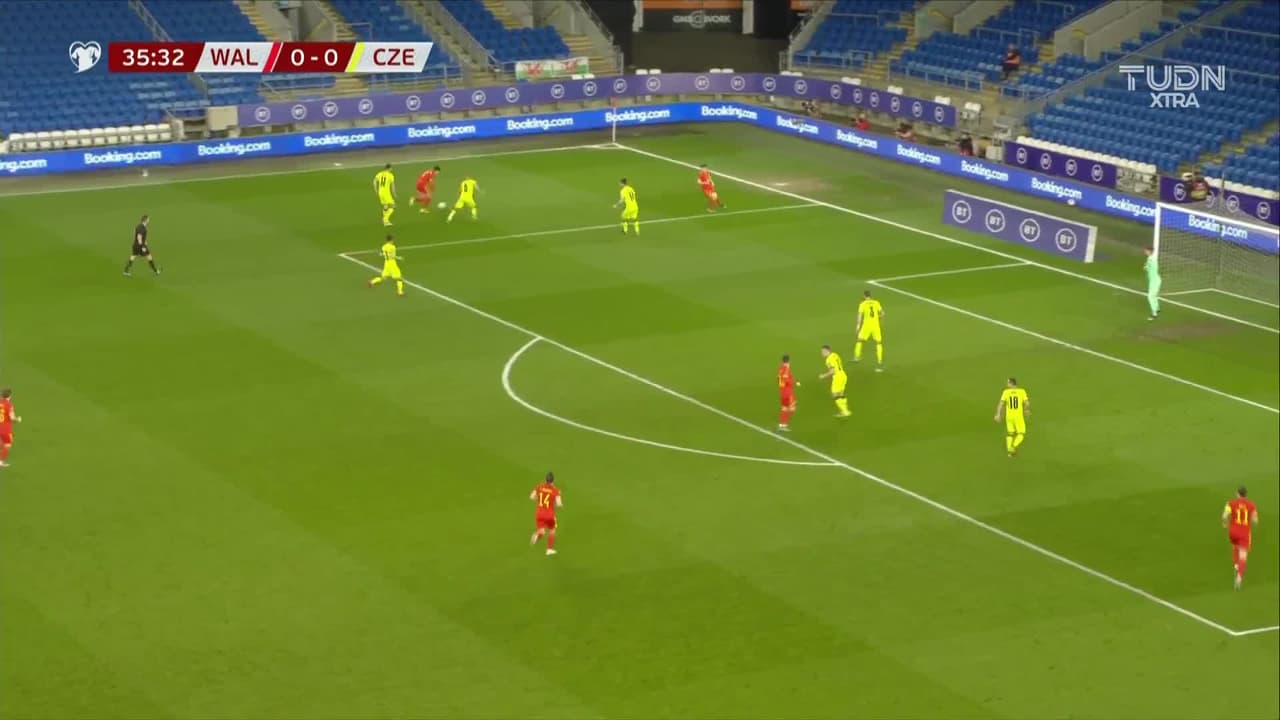 ¡TIRO ATAJADO! disparo por Gareth Bale.