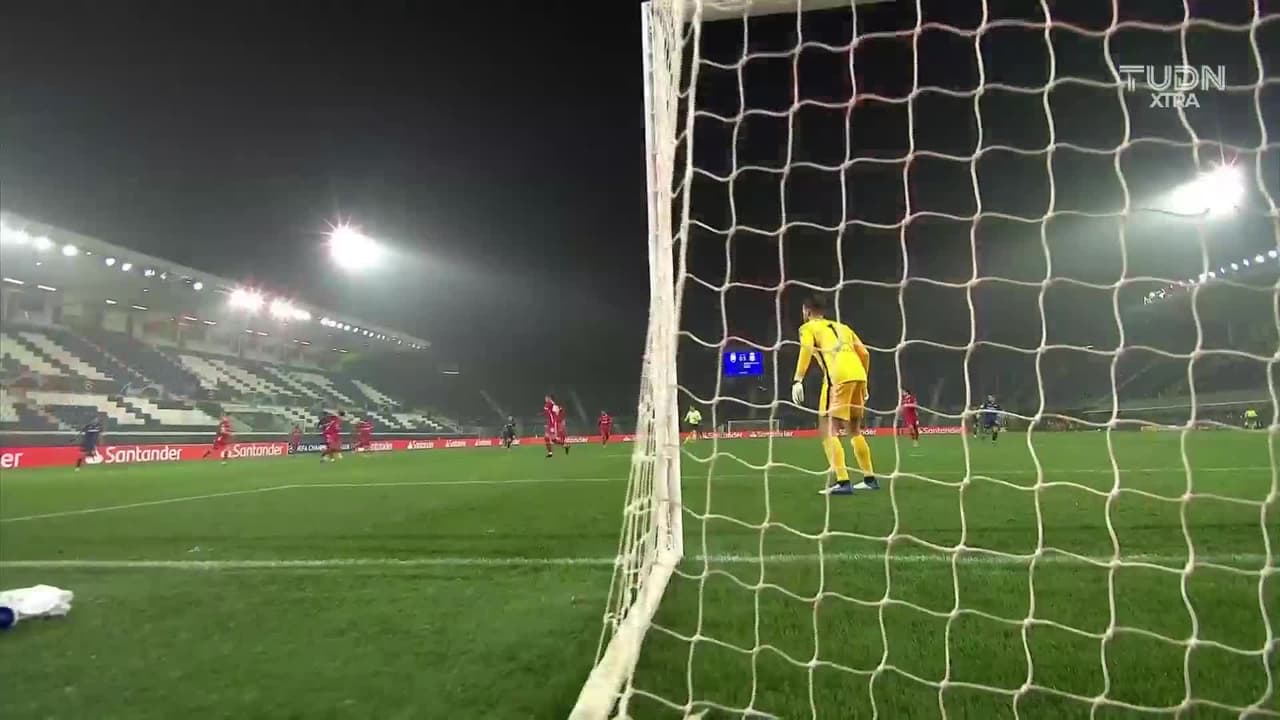 ¡TIRO ATAJADO! disparo por Ruslan Malinovsky.