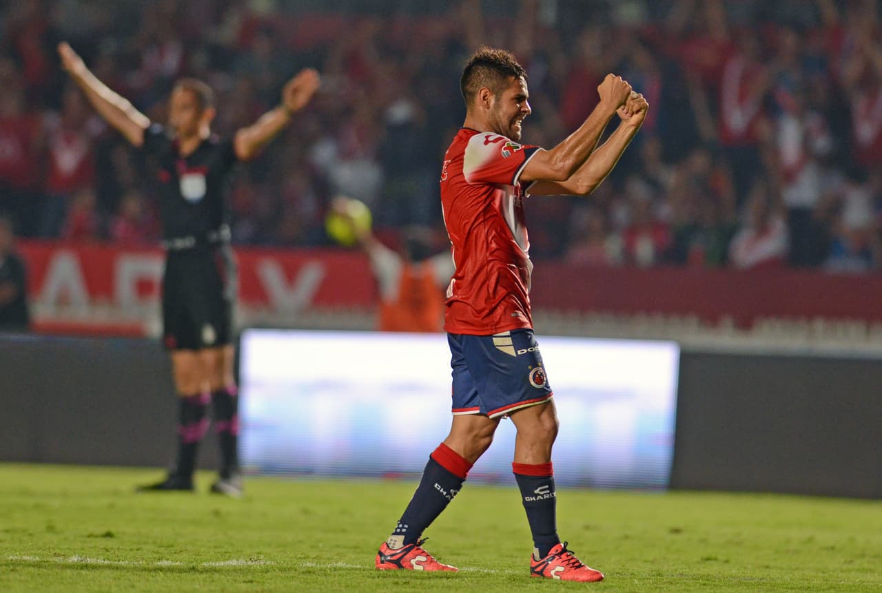 La celebración no se hizo esperar. Al medio tiempo, los Tiburones tenían controlado el partido. O al menos eso parecía.