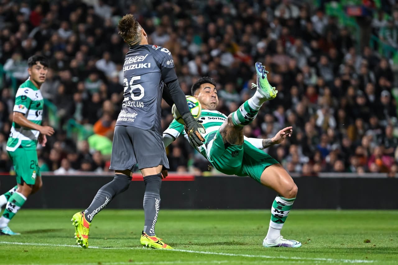 Santos Laguna logró un triunfo contundente ante unos Pumas que dejaron más dudas que certezas.