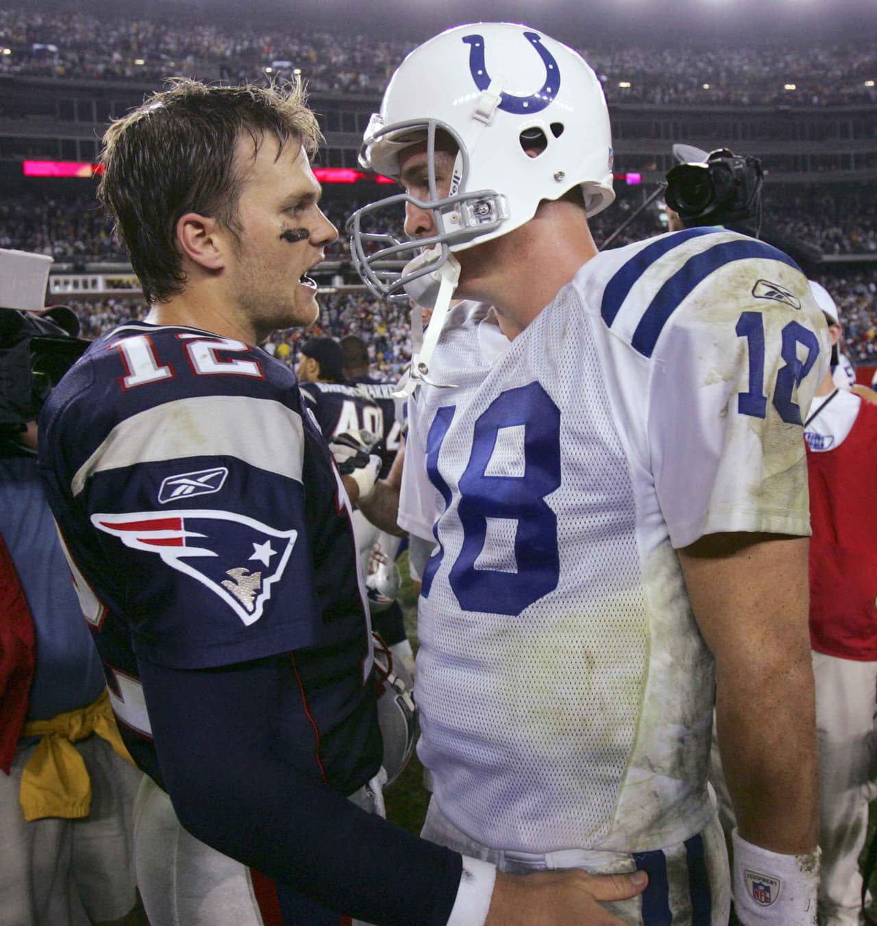 El 9 de septiembre de 2004 fue la primera ocasión que un equipo monarca del pasado Super Bowl arrancó una temporada y fue con un clásico, Tom Brady y los New England Patriots derrotaron a Peyton Manning y los Indianapolis Colts por 27-24 gracias a un fallo de gol de campo de último segundo de Mike Vanderjagt. (Foto: AP-NFL).