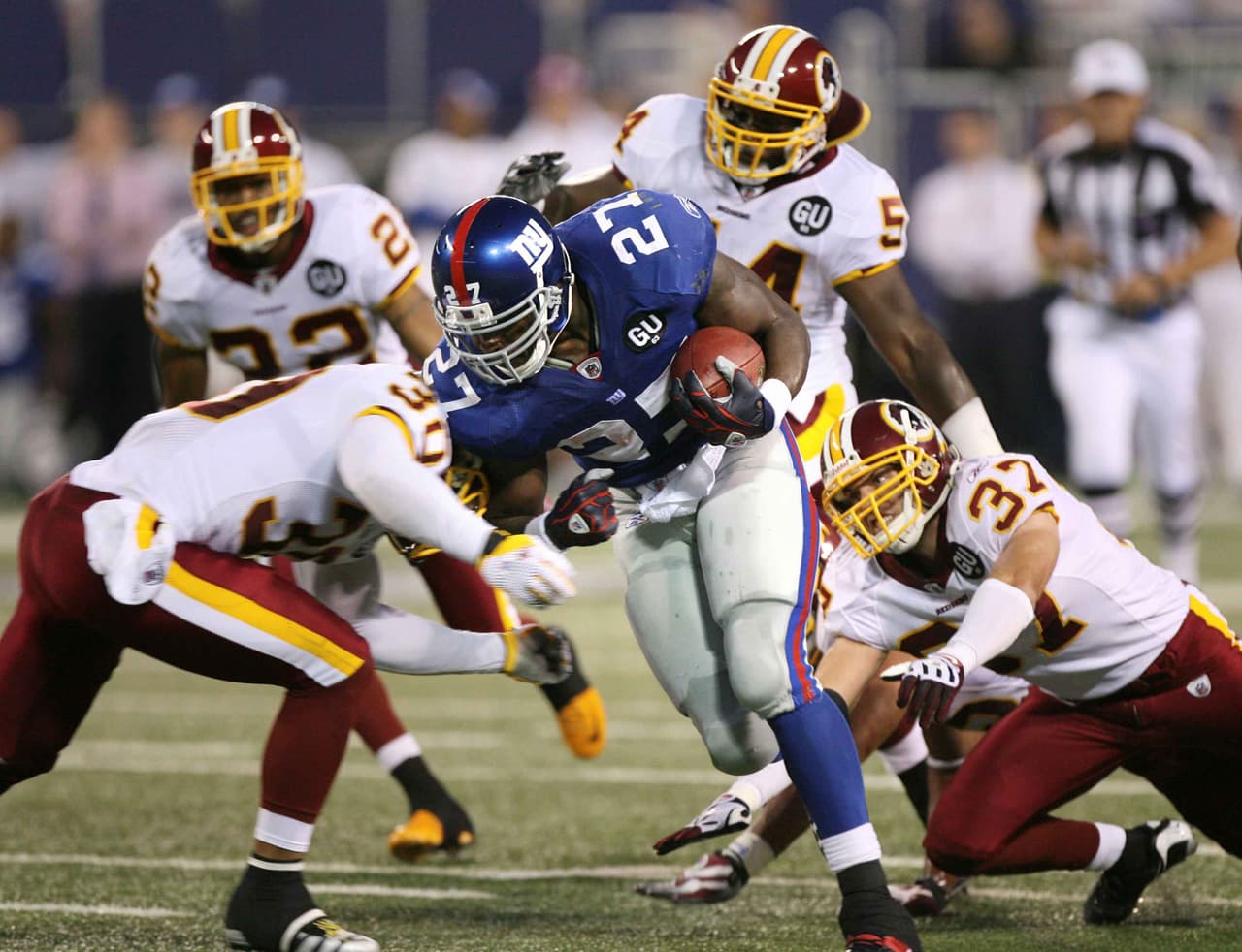 Eli Manning y los New York Giants sorprendieron al mundo al quitarle el invicto a los New England Patriots en el Super Bowl XLII y con ese honor recibieron por segunda vez un juego de Kickoff llevándose su primera triunfo derrotando en duelo tradicionalmente defensiva 16-7 a los Washington Redskins. (Foto: AP-NFL).