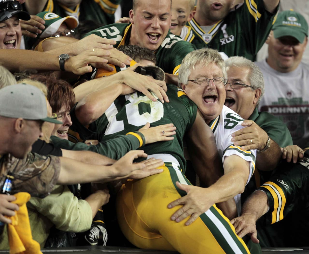 El 8 de septiembre del 2011 se dio un hecho histórico, por primera vez abrieron la temporada los últimos dos campones del Super Bowl, el Lambeau Field fue testigo del juego más espectacular de Kickoff hasta ahora, los locales Green Bay Packers dejaron en la yarda 1 en la última jugada del encuentro a los New Orleans Saints y se llevaron el sufrido triunfo por 42-34. (Foto: AP-NFL).