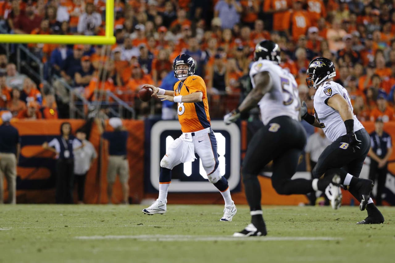 La historia se seguiría escribiendo en los juegos de Kickoff, por problemas de logística, los campeones Baltimore Ravens no pudieron abrir la campaña en casa, lo hicieron de visita ante los Denver Broncos, en ese juego Peyton Manning dejó a todos con la boca abierta al empatar la marca de la NFL con 7 pases de touchdown en un partido. Denver ganó 49-27. (Foto: AP-NFL).