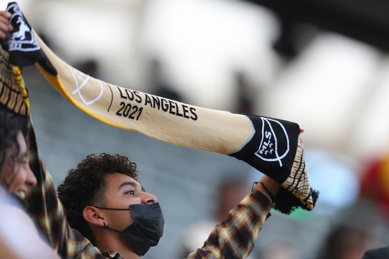 Con máscaras y emoción, llegan los aficionados al Bank of California Stadium para difrutar de la batalla de titanes entre las estrellas de la MLS y de la Liga MX.