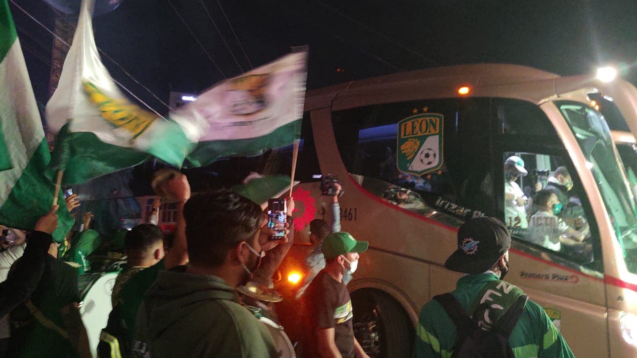 Así festejaron en León el pase a la Final del Guard1anes 2020 | La afición no se midió en la celebración tras la victoria sobre las Chivas. ¿Será que ya esperan al Cruz Azul en la Final?