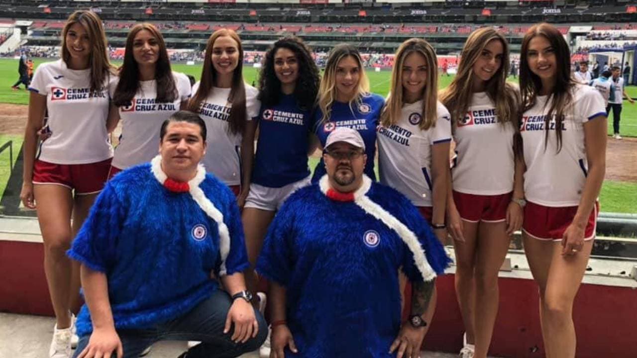 Christopher López, el aficionado del Cruz Azul que está marcando tendencia con su peculiar atuendo para apoyar a 'La Máquina'.