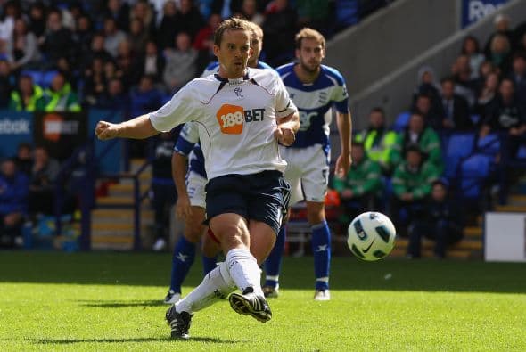 Birmingham sorprendió adelantándose hasta 2-0, pero el Bolton remontó, primero con un penalti convertido por Davies.