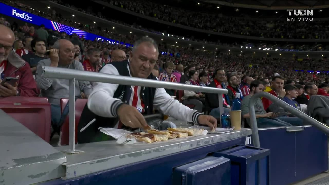 Atlético vs. Arsenal. UEFA Champions League ¡Aficionado prepara la cena en pleno partido!