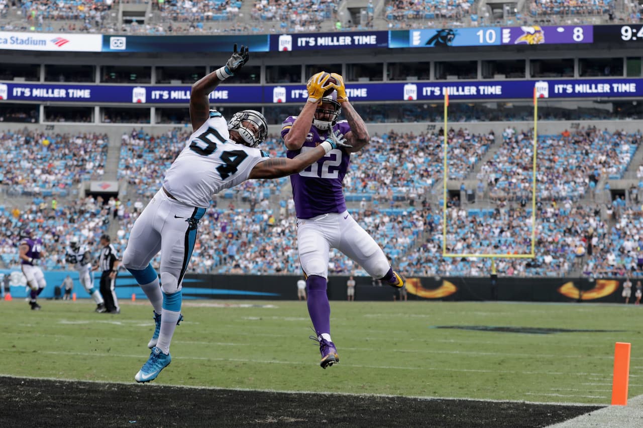 Kyle Rudolph de los Minnesota Vikings se llevó este ovoide a pesar de la cobertura de Shaq Green-Thompson de Carolina.