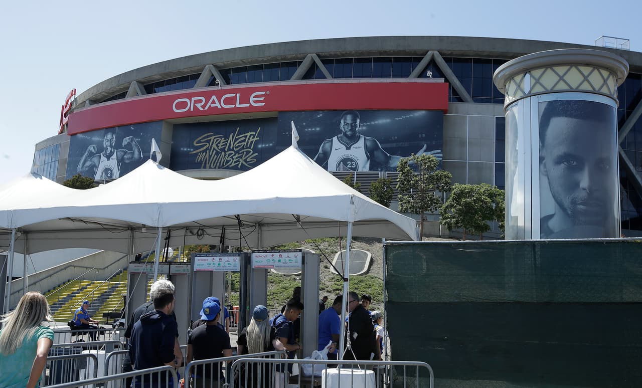 Oracle Arena vivió su última jornada NBA y muchos aficionados, entendiendo que así sería, acudieron al llamado para despedir una casa que no volverá. Algunos dejaron sus firmas, sus recuerdos, su agradecimiento, y se llevan y atesoran los recuerdos para el resto de sus vidas por los éxitos y los buenos momentos que los Warriors les hicieron vivir ahí.
