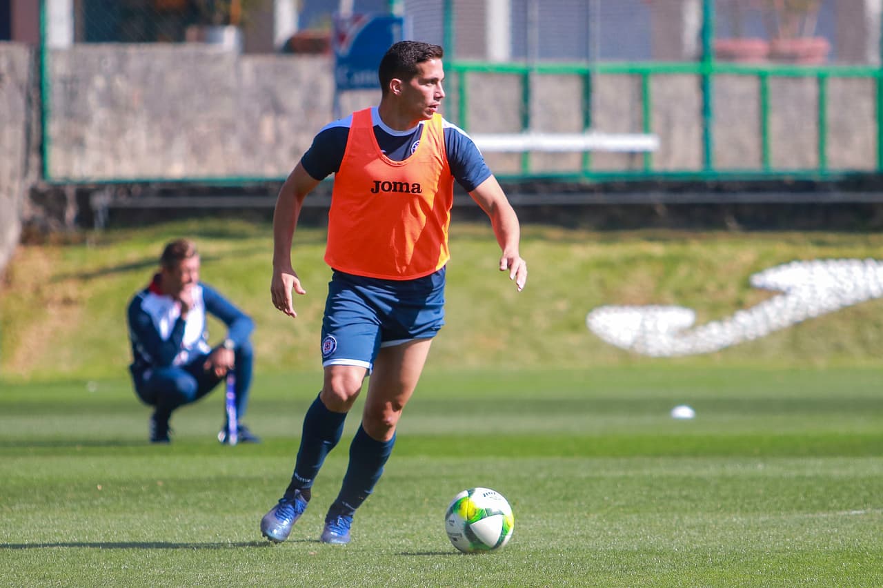El argentino Iván Marcone se ha impuesto por ahora entre los volantes para no perder su lugar frente a los nuevos elementos.