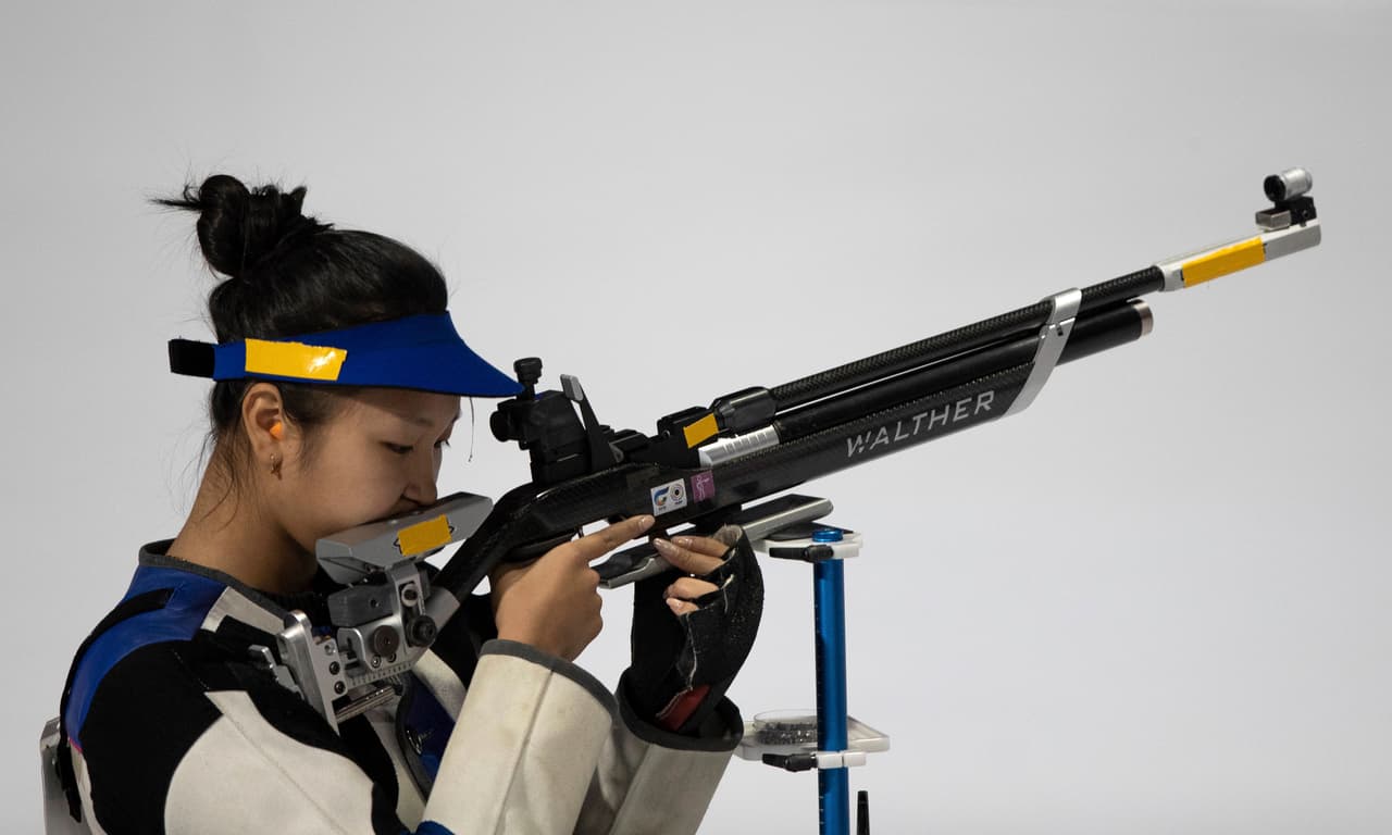Enkhmaa Erdenechuluun de Mongolia se prepara durante la prueba de rifle de aire 10 metros dentro del evento mixto internacional en disputa de la medalla de oro en el Parque Tecnopolis.