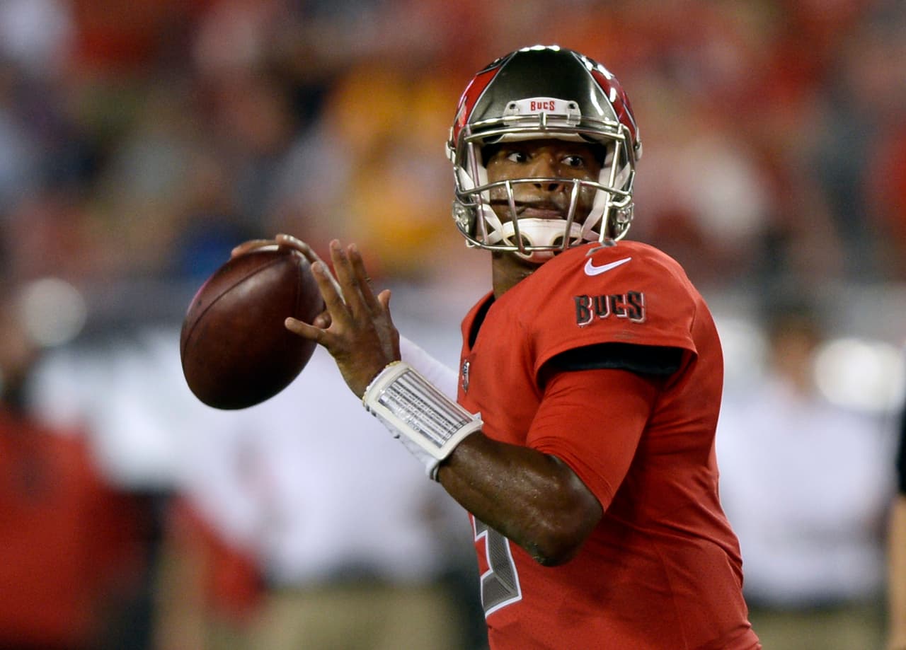 Winston acabó con 24/46 para 334 yardas y un touchdown, pero esas cifras se engrosaron hasta los últimos dos drives pues antes de eso tenía solo 160 yardas en una pésima actuación donde falló 7 de 7 intentos en tercera oportunidad.