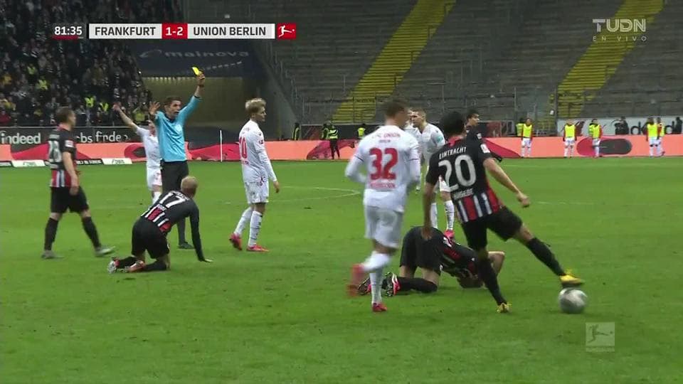 Tarjeta amarilla. El árbitro amonesta a Sebastian Andersson de 1. FC Union Berlin