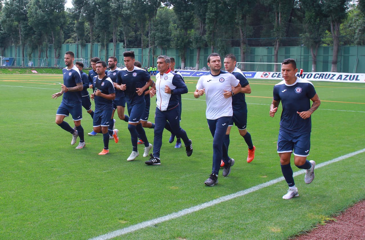 Este martes 25 de junio los integrantes del Cruz Azul se entrenaron en La Noria con Pedro Caixinha dirigiendo la práctica. Estuvo presente Ricardo Peláez, director deportivo del equipo Celeste. En el entrenamiento estuvieron ausentes los jugadores que pertenecen a alguna selección del continente americano que por ahora disputan la Copa Oro o la Copa América. Pero se vio a los lesionados Elías Hernández y Stephen Eustaquio integrados de lleno. Estuvieron también jugadores como Édgar Méndez y Martín Cauteruccio, vinculados a salir del club. Esto fue lo que hizo La Máquina hoy.