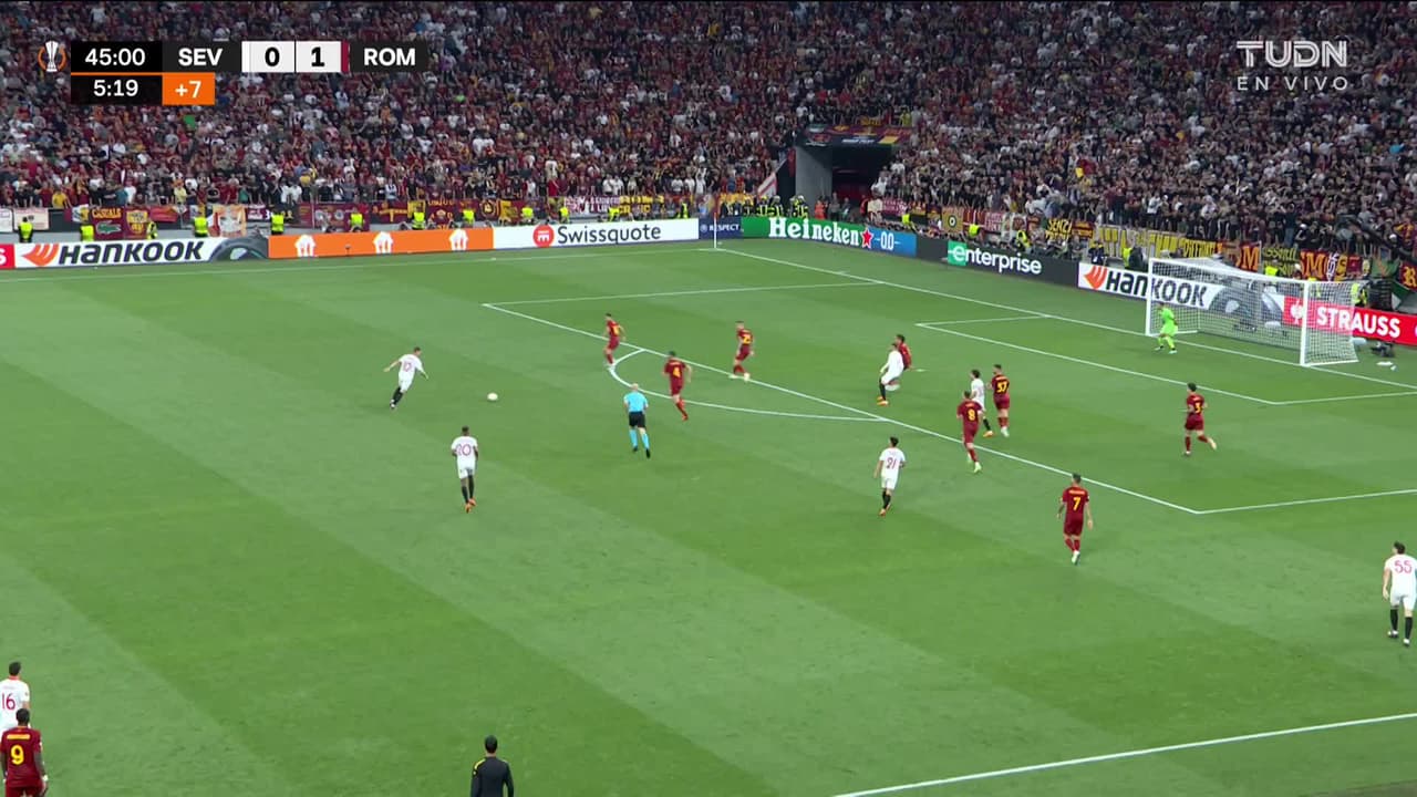 ¡CERCA! Ivan Rakitic disparó que se estrella en el poste.