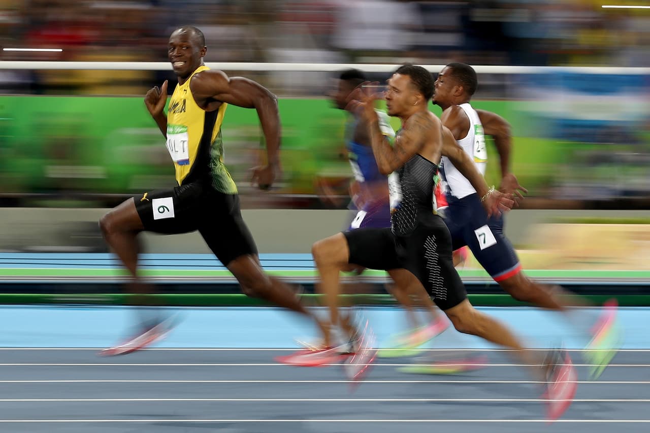 Usain Bolt asegura su triunfo en la semifinal de los 100 metros.