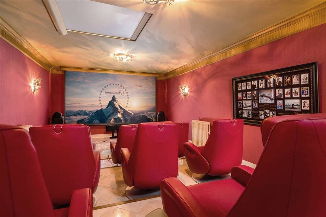 El lugar donde posiblemente podría vivir Messi y su familia es llamado Palacio Rosa (Palais Rose), construcción del año 1900 inspirada en el Grand Trianon y que está catalogado como monumento de interés histórico, pues cuenta con techos altos, grandes ventanas y muebles de la época. La residencia se encuentra 20 minutos de París.