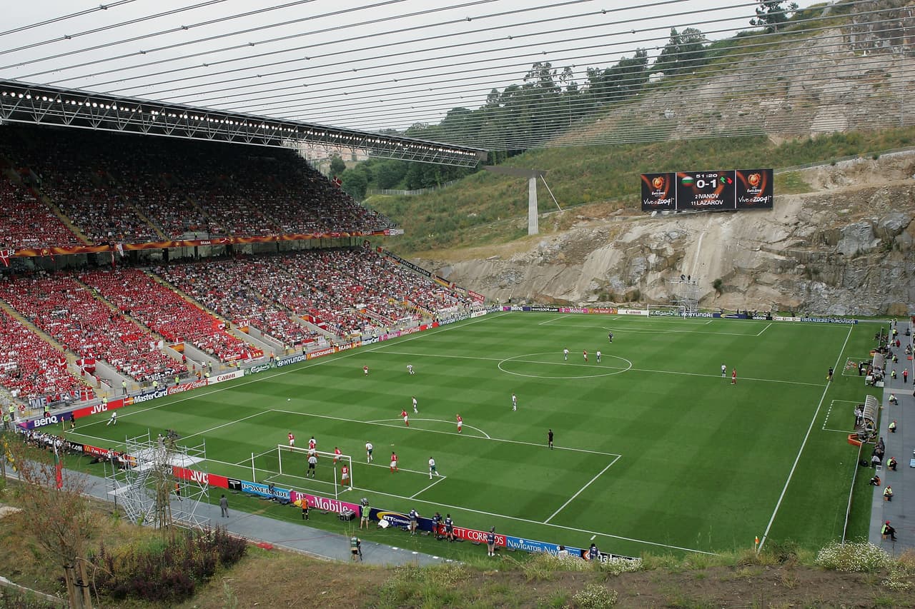 <b>Estadio Municipal de Braga (Portugal) - </b>La vista panorámica de la ciudad y la montaña remplazan las tribunas laterales. Fue usado para la Euro 2004.