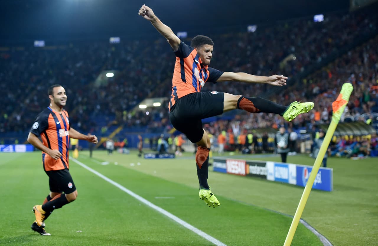 FC Shakhtar Donetsk's Taison (C) celebrates with a teammate after scoring during the UEFA Champions League Group F football match between FC Shakhtar Donetsk and SSC Napoli at The Metalist Stadium in Kharkiv on September 13, 2017. / AFP PHOTO / SERGEI SUPINSKY (Photo credit should read SERGEI SUPINSKY/AFP/Getty Images)