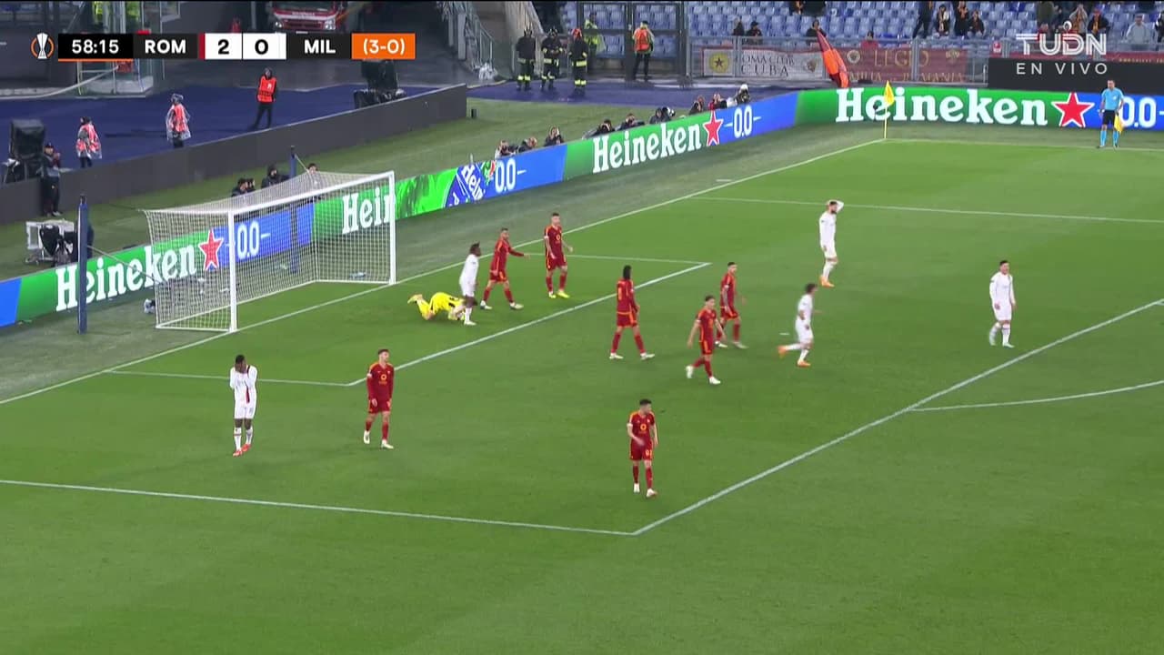 ¡TIRO ATAJADO! disparo por Luka Jovic.