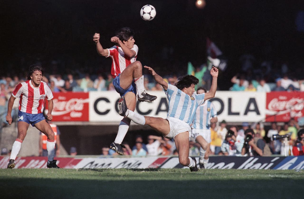 Otro argentino que se destacó más por su entrega que por su capacidad fue el defensa Carlos Monzón, que solía ser criticado por su juego fuerte.