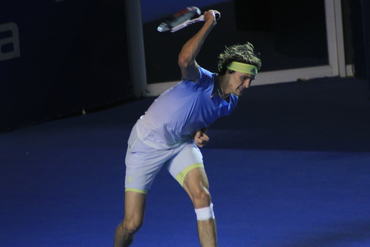 El alemán no pudo contener la frustración de no descifrar el juego del argentino y mandó su raqueta por segunda vez al piso.