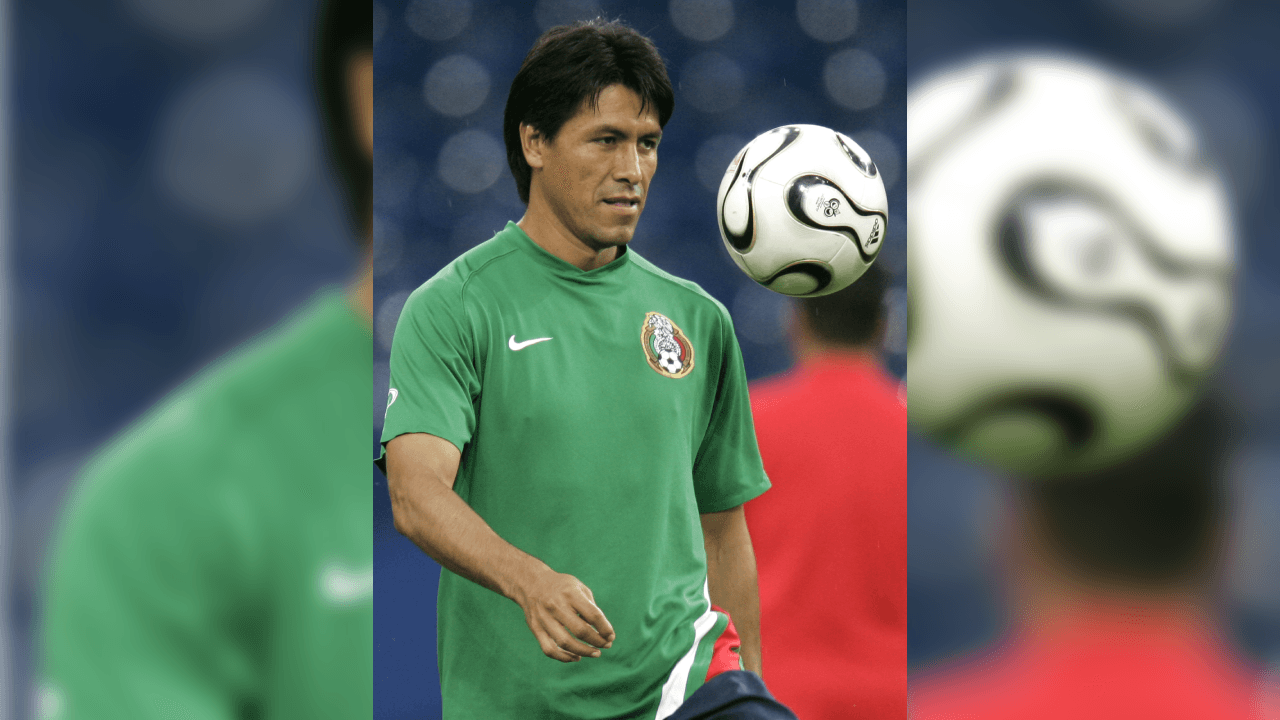 <b>Claudio Suárez (Defensa)</b>
<br>'El Emperador' Claudio estaría en la defensa central como todo un referente.