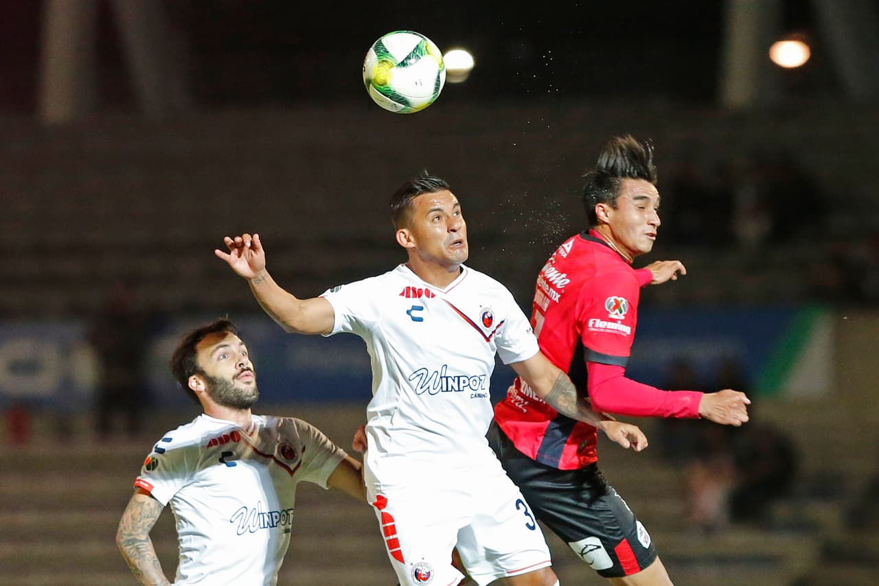Una gran parte de este partido se desarrolló en medio campo y en buena medida se debió a lo trabado del cotejo, que por momentos llegó a ser ríspido.
