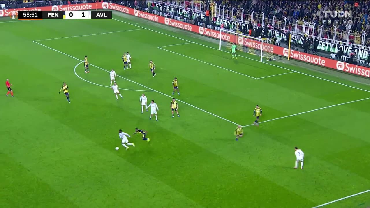 ¡TIRO ATAJADO! disparo por Talisca.