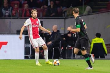 Al minuto 73 el holandés Django Warmerdam salio expulsado por doble amarilla dejando al Groningen con 10 hombres.