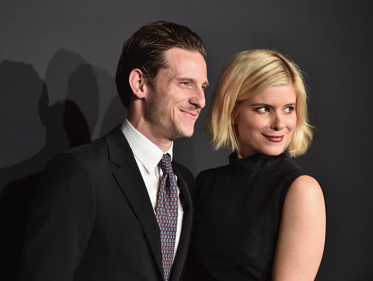 Después de tener un noviazgo en secreto por un año, Jamie Bell y Kate Mara se comprometieron. La pareja se conoció durante el rodaje de
<i>Fantastic Four</i>.