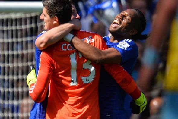 Courtois fue otro de los ovacionados por los aficionados y compañeros por sus grandes atajadas.