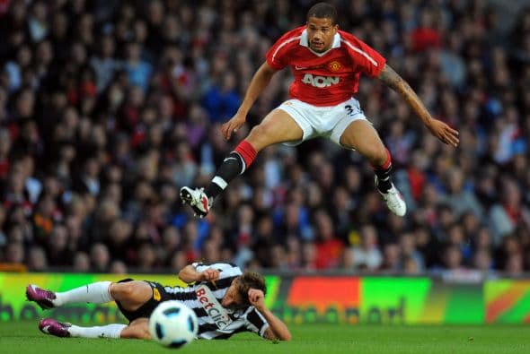Neville luchaba cada balón sabiendo que ese día decía adiós al fútbol.