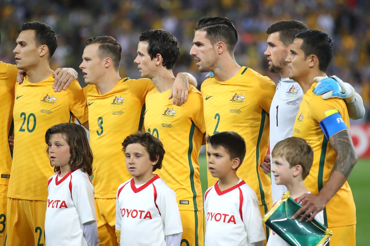 Los equipos saltaron al campo y la presión aumentaba entre los jugadores.