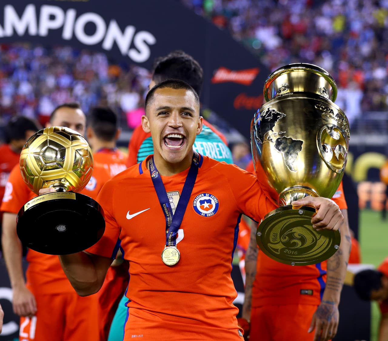 Alexis Sánchez se convirtió en bicampeón de la Copa América y Balón de Oro de la edición del Centenario.