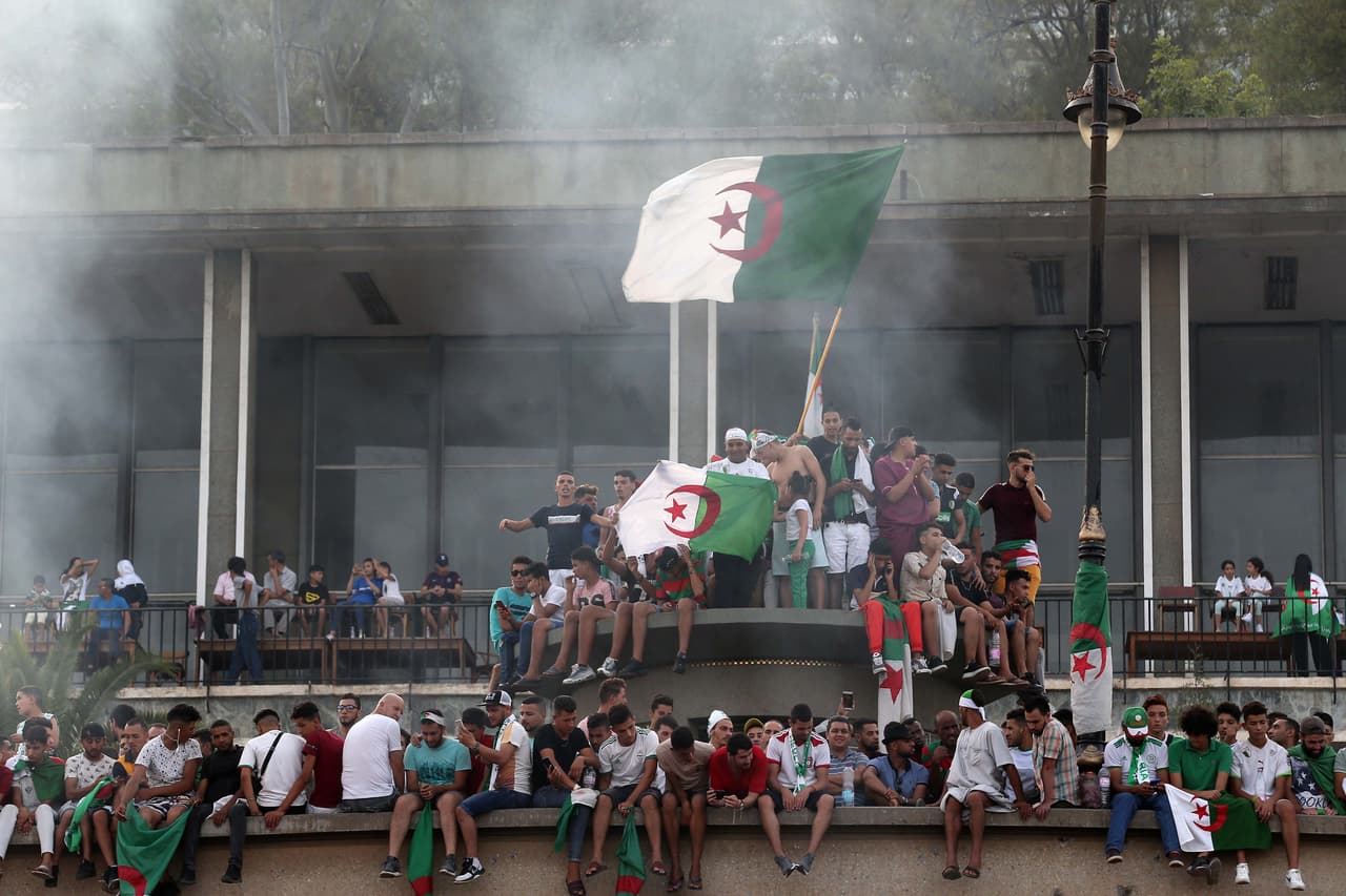 En
<b>Argel,</b> los argelinos aguardaron pacientes por el arribo de sus futbolistas.