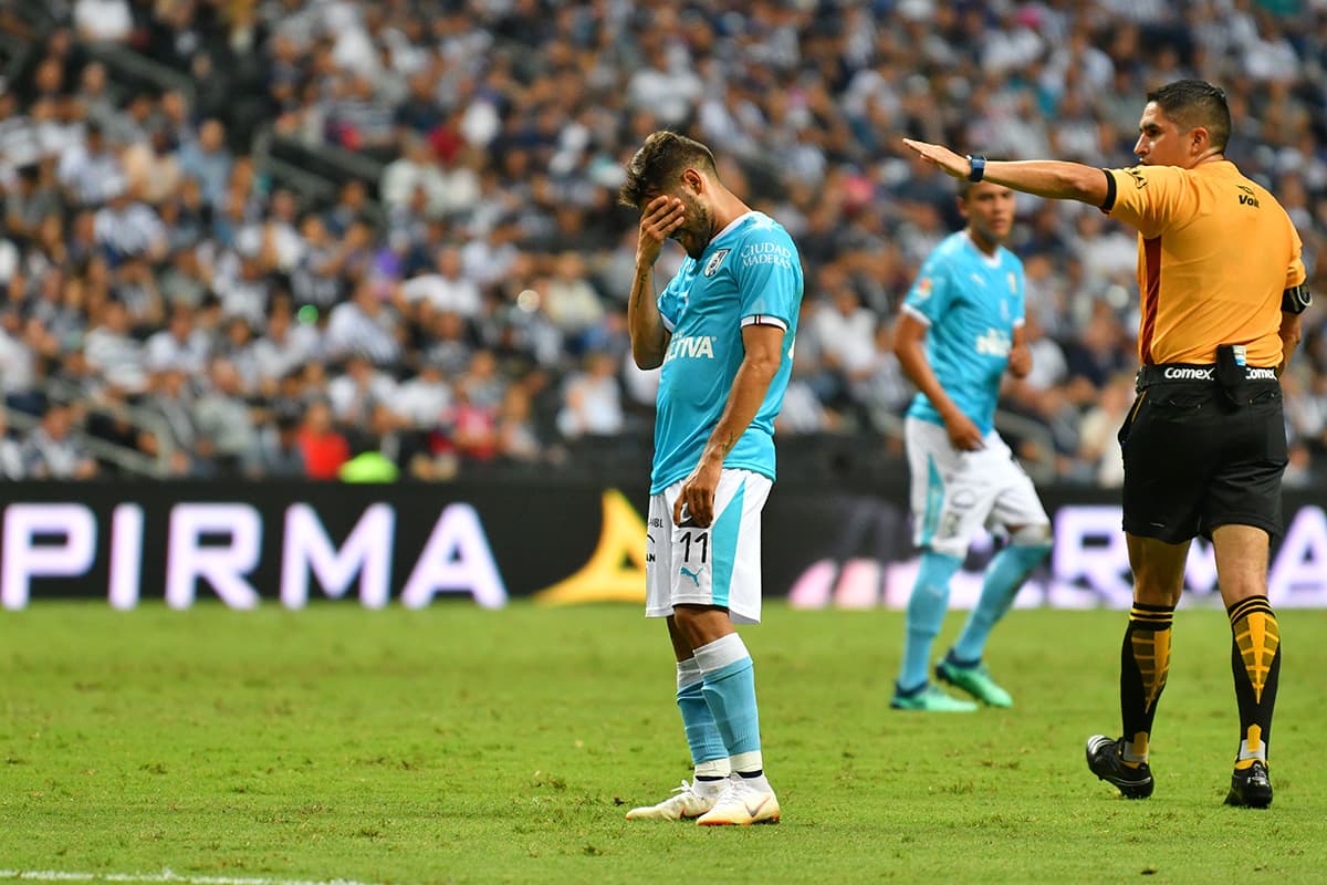 El delantero argentino del Querétaro, Daniel Villalva (centro), lamenta una opción desperdiciada para su equipo.