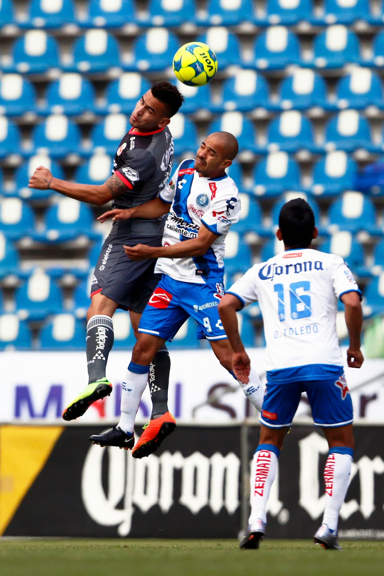 Sebastián Vegas y Francisco Acuña disputan un balón aéreo.