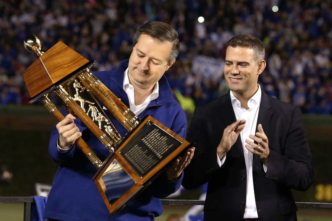 Tom Ricketts, dueño de los Cubs, sostiene el trofeo de campeón de la Liga Nacional.