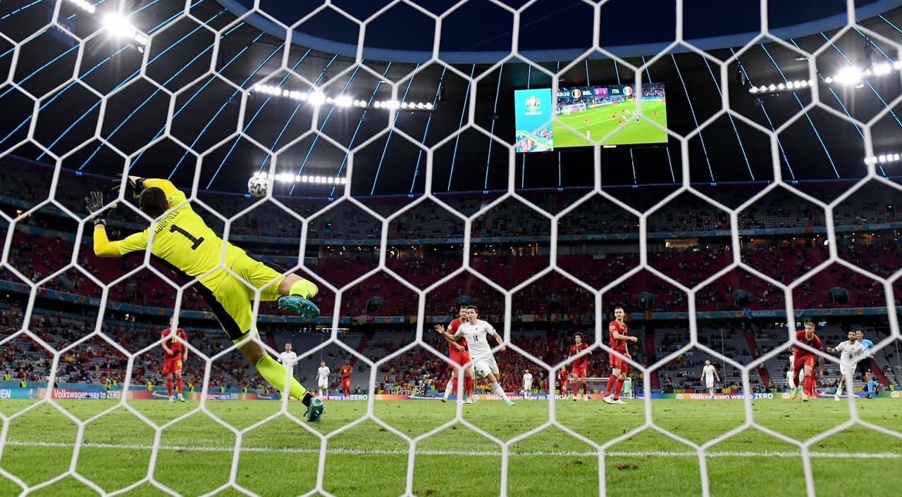 Con una extraordinaria primera parte, Italia consiguió tomar ventaja de dos goles y aunque Lukaku puso a Bélgica en el partido, los de Mancini supieron aguantar el marcador y meterse entre los cuatro mejores del torneo de naciones de la UEFA.