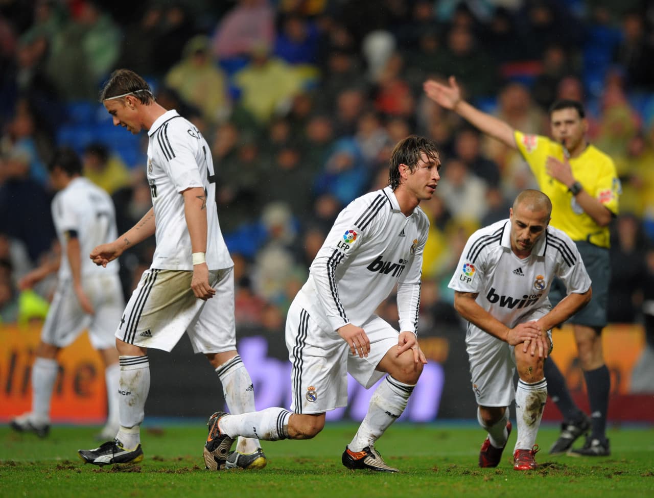 De todos los defensas fichados, sólo se asentó Sergio Ramos, que llegó del Sevilla y en aquel entonces era lateral derecho.