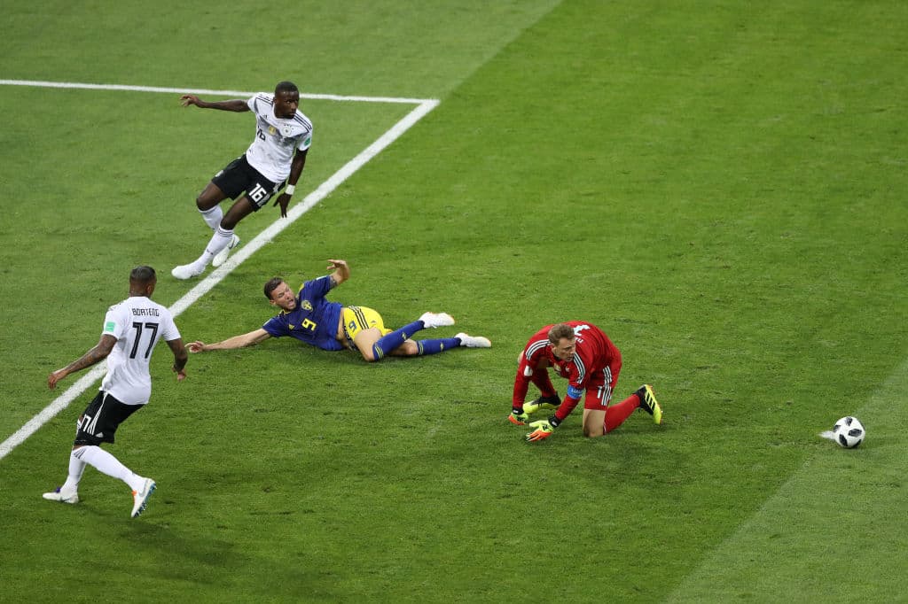 El árbitro consideró que el delantero sueco no fue derribado por Boateng y decidió no marcar nada. El portero Manuel Neuer recuperó el balón y rápido lo puso en circulación.