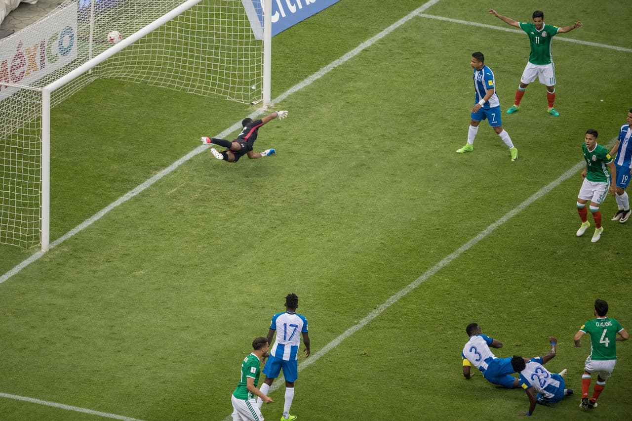 Oswaldo Alanís marcó el primero para México al minuto 34. El tanto cayó tras un certero remate de cabeza en un tiro de esquina.